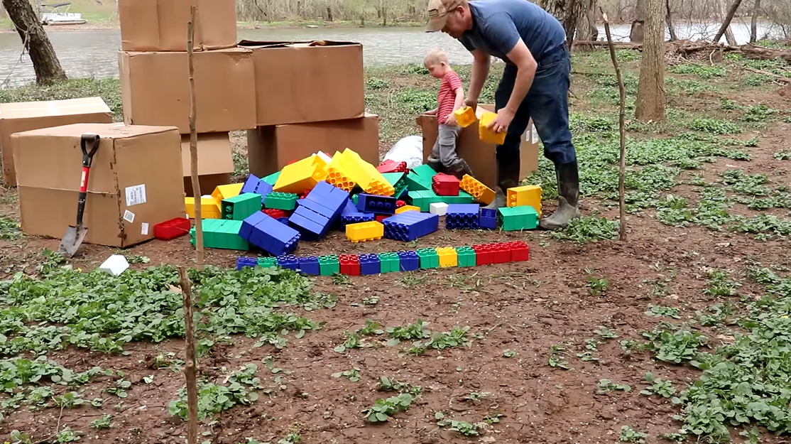 Le défi de construire une maison en Lego en pleine forêt (2)