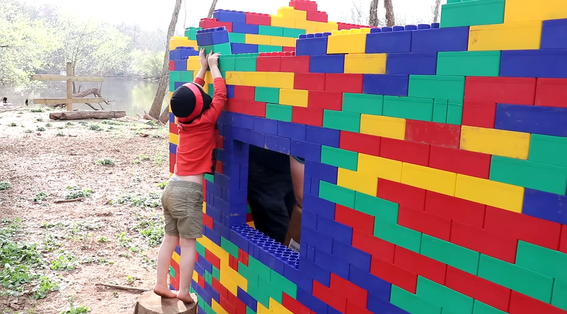 Le défi de construire une maison en Lego en pleine forêt (3)