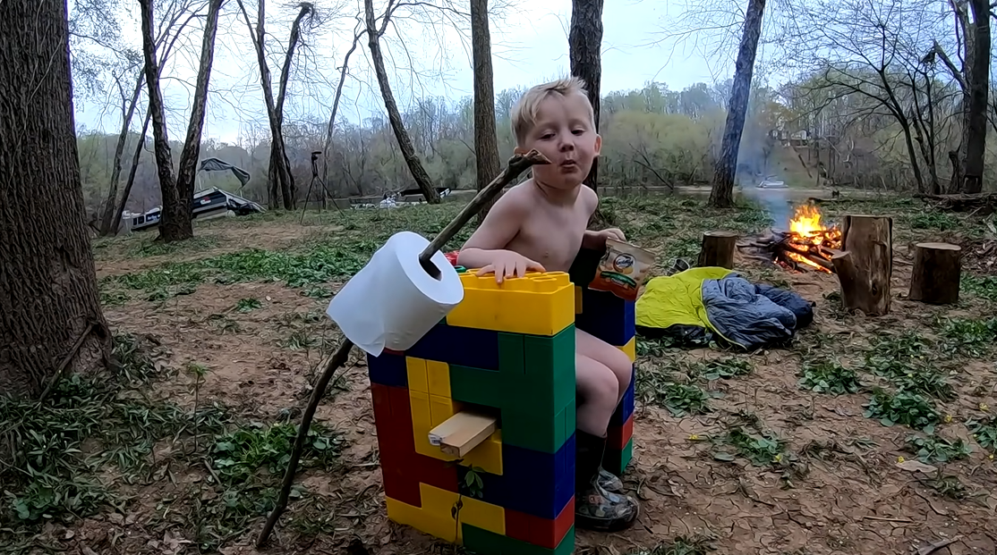 Le défi de construire une maison en Lego en pleine forêt (5)